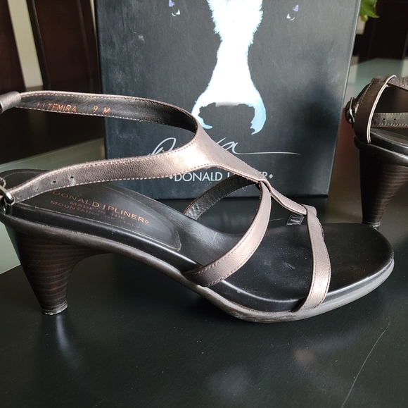 Pewter strappy sandals - Picture 4 of 5